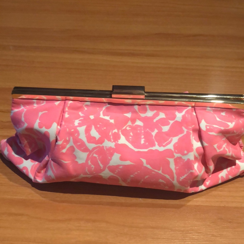 Lilly Pulitzer clutch in hot pink 💕